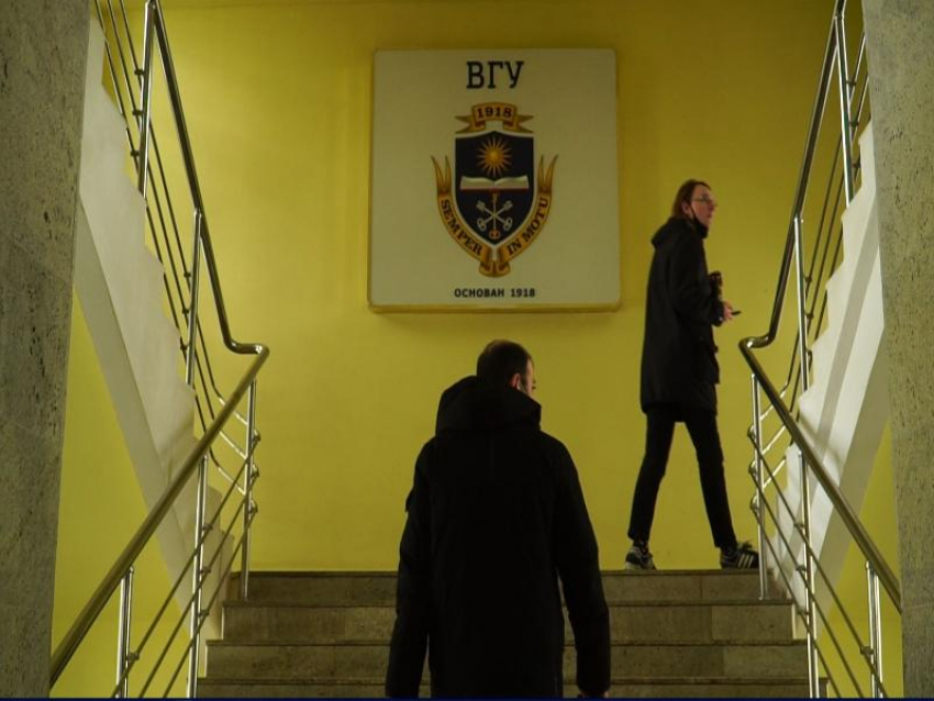 Студентов и преподавателей Воронежского госуниверситета провакцинируют в главном корпусе вуза
