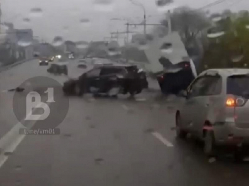 Опубликовано видео столкновения трёх машин на Чернавском мосту в Воронеже