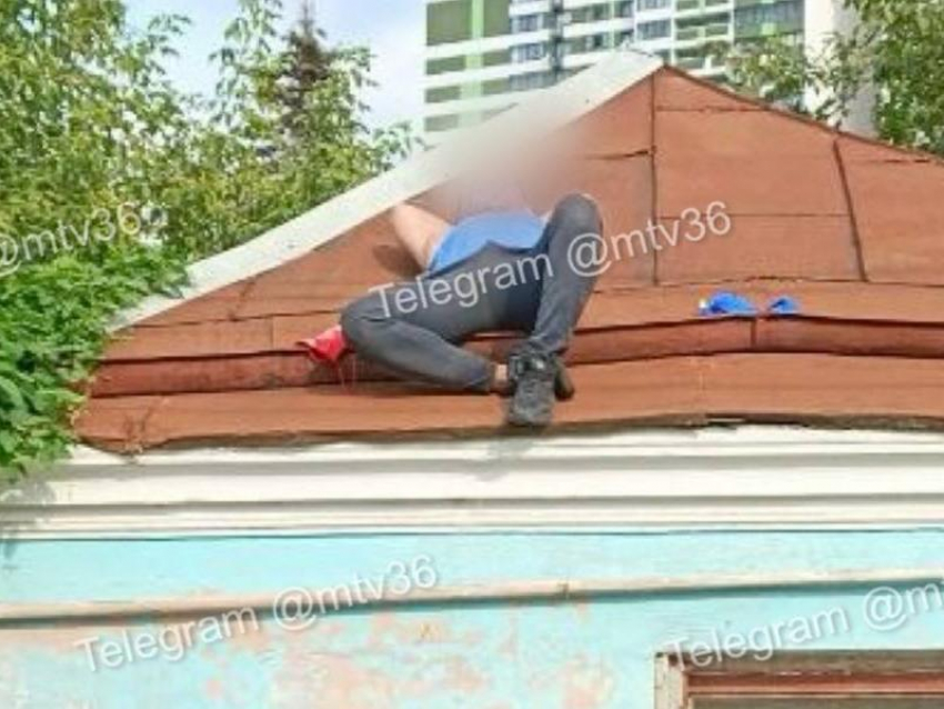 “Мужики прилетели”: воронежец устроил сон на крыше частного дома