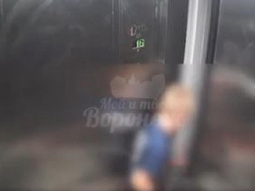 «Начал пищать»: маленький мальчик застрял в лифте под Воронежем