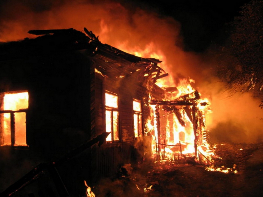 Супруги погибли при пожаре в доме в Воронежской области