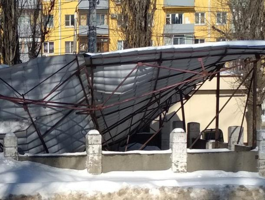Обрушение крыши уличного кафе сфотографировали в Воронеже