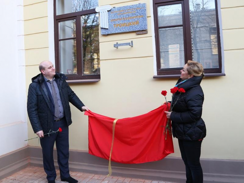 Автору воронежской «Гармошки» открыли обновленную мемориальную доску