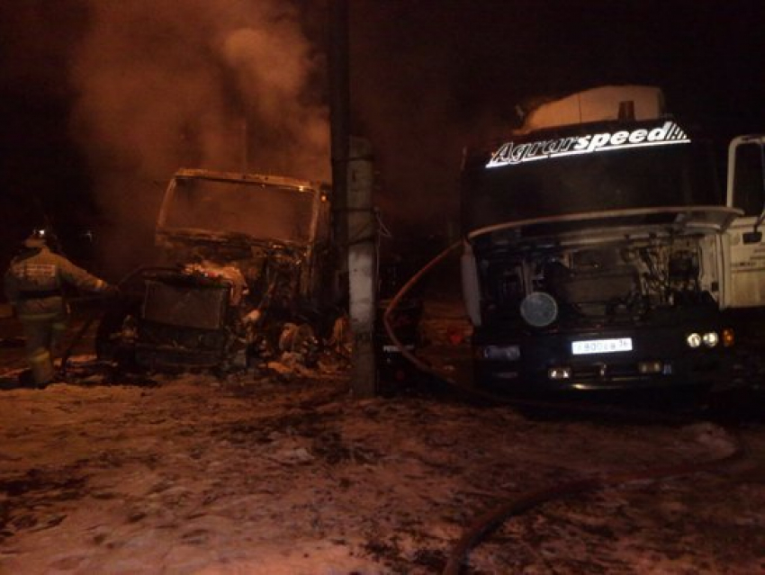 Под Воронежем сгорели кабины двух фур