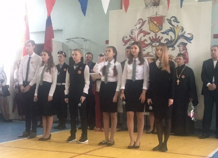 Благодарные ученики трогательно поздравили любимую 48-ую школу с полувековым юбилеем