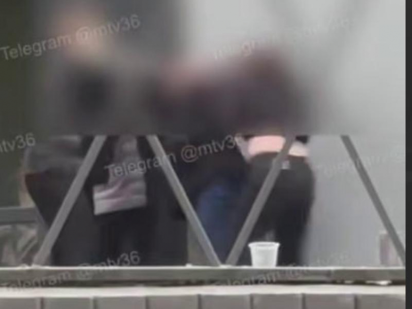 Массовая женская драка попала на видео в Воронеже