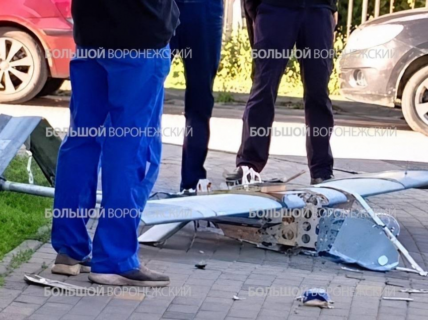 Сбитый беспилотник обнаружили в одном из жилых дворов Воронежа