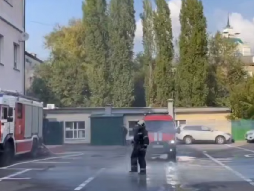 Пожарного трогательно проводили на пенсию после 29 лет службы в Воронеже 