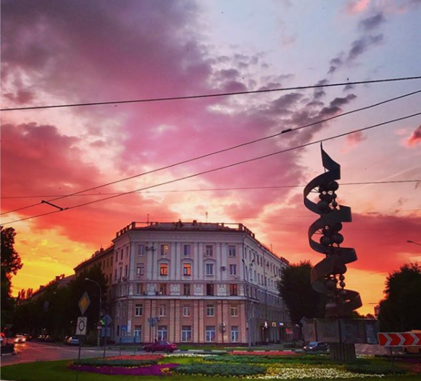 Воронежцы делятся в Сети снимками ошеломительного огненного заката над городом
