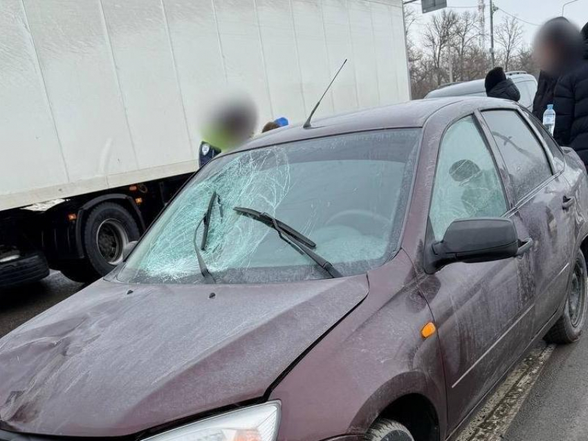 Женщина погибла под колесами отечественной легковушки, переходя дорогу в Воронежской области 