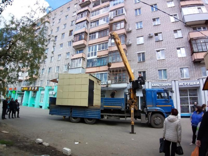 Принудительный демонтаж продуктового киоска сняли в Воронеже