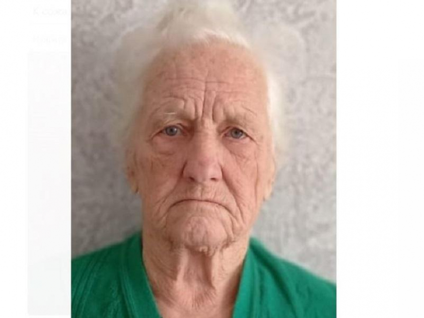 Седую 87-летнюю бабушку в тапочках и синем халате ищут в Воронеже