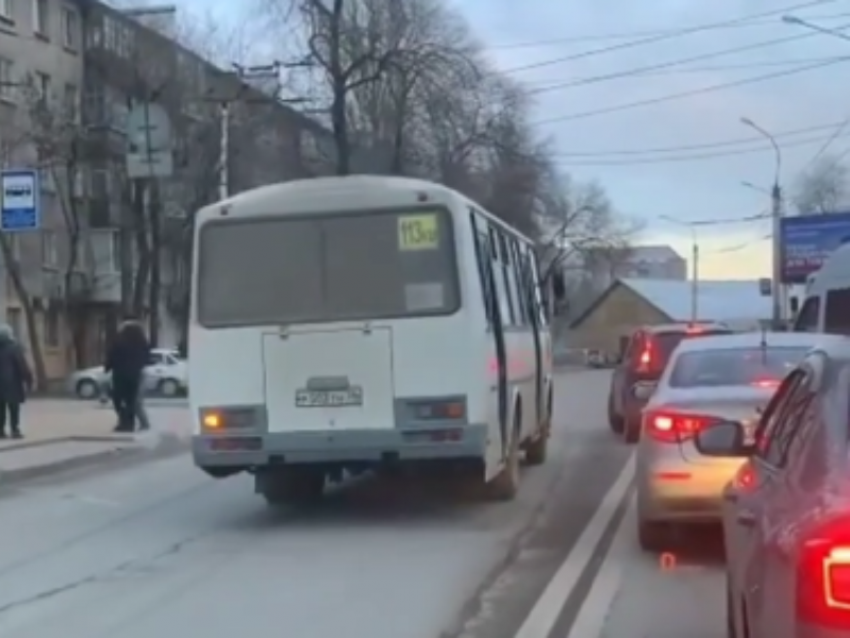 Безрассудный способ не стоять в заторе показал водитель автобуса в Воронеже