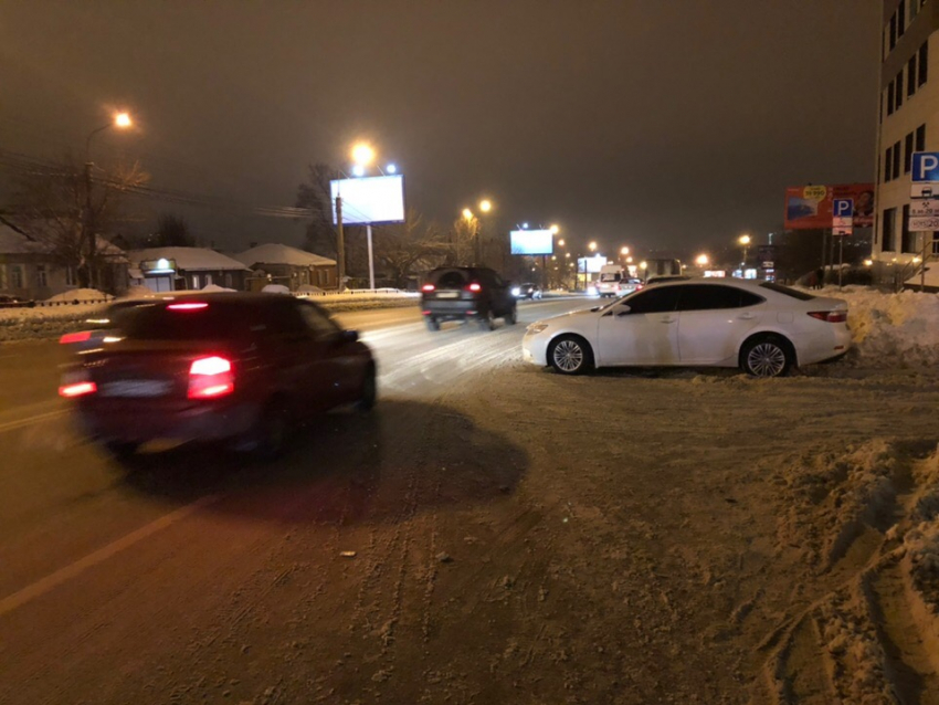 Lexus с блатными номерами испортил вечер автомобилистам в Воронеже 