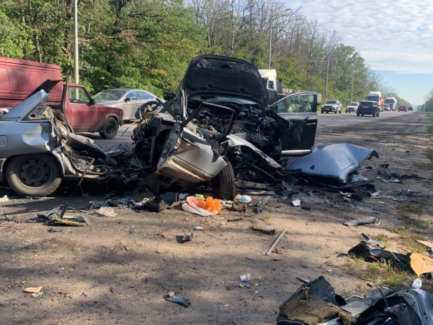 Смертельная цепная реакция: тройное ДТП под Воронежем унесло жизнь человека