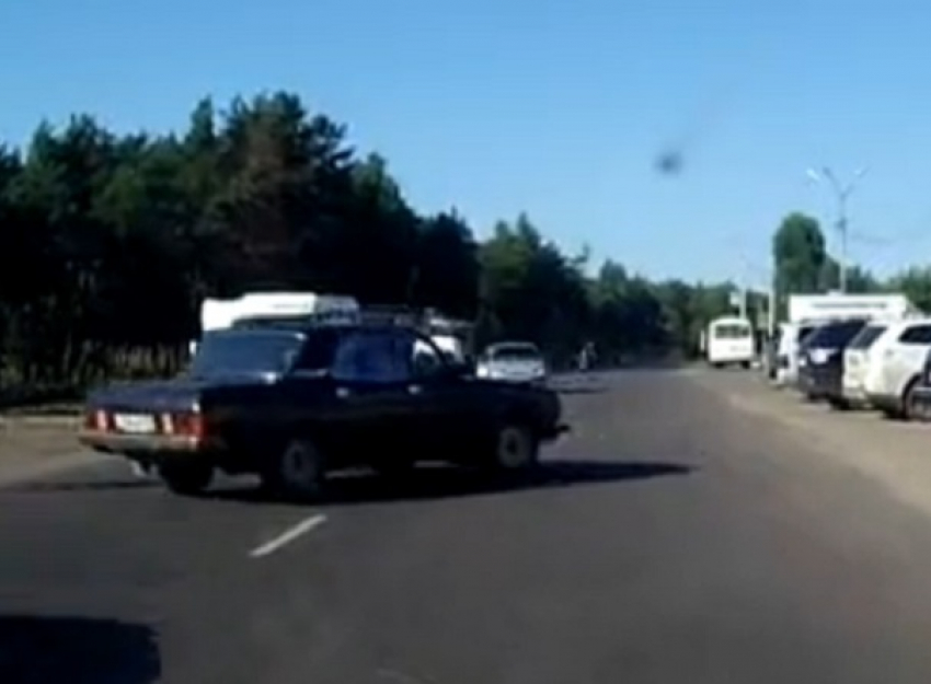 Разъезжающая без водителя на дороге в Воронеже «Волга» попала на видео 