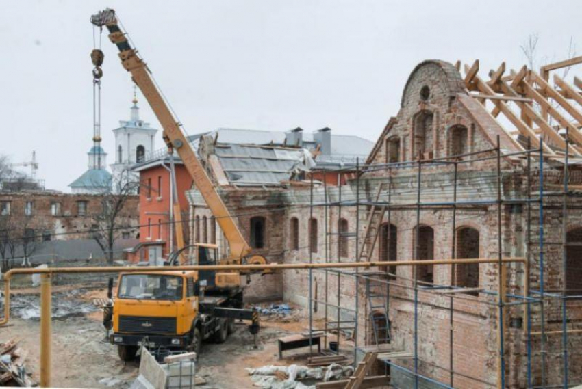 Приоритет домам: капремонт бюджетных организаций попал под секвестр, а на простые многоэтажки дали больше денег