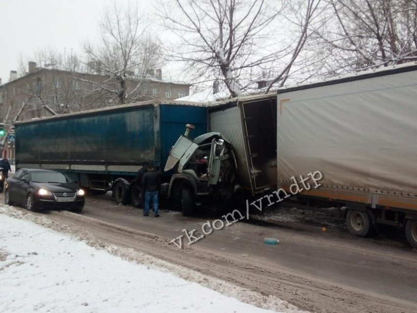 Двухкилометровую пробку собрала авария с фурами в Воронеже