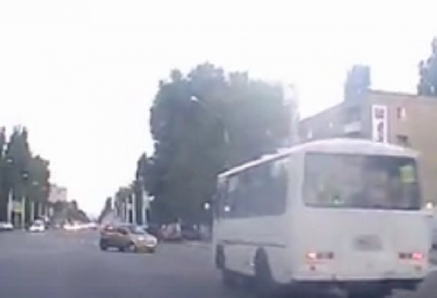 Неадекватные маневры девушки на «Матизе» сняли на видео в Воронеже 