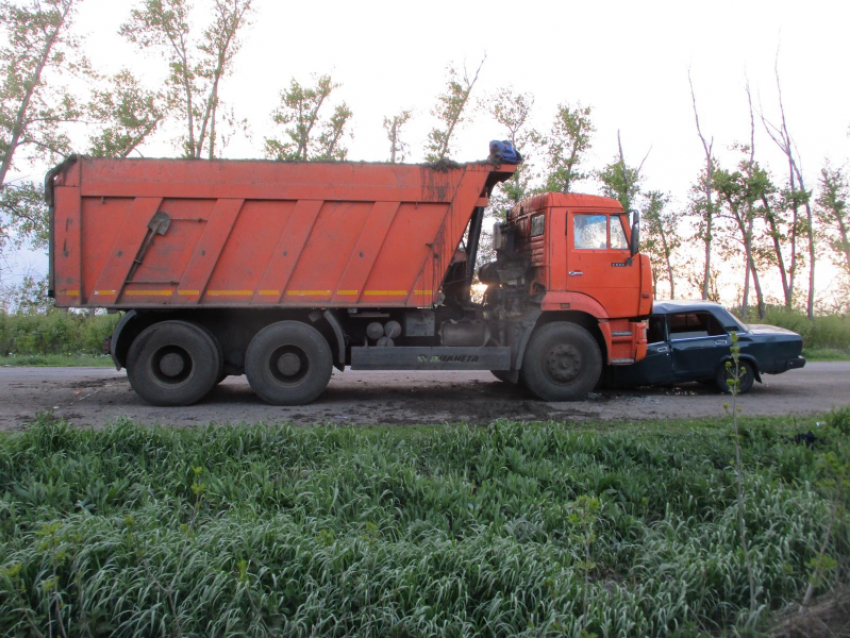 Грузовик «съел» встречную легковушку в ДТП на междугородней воронежской дороге