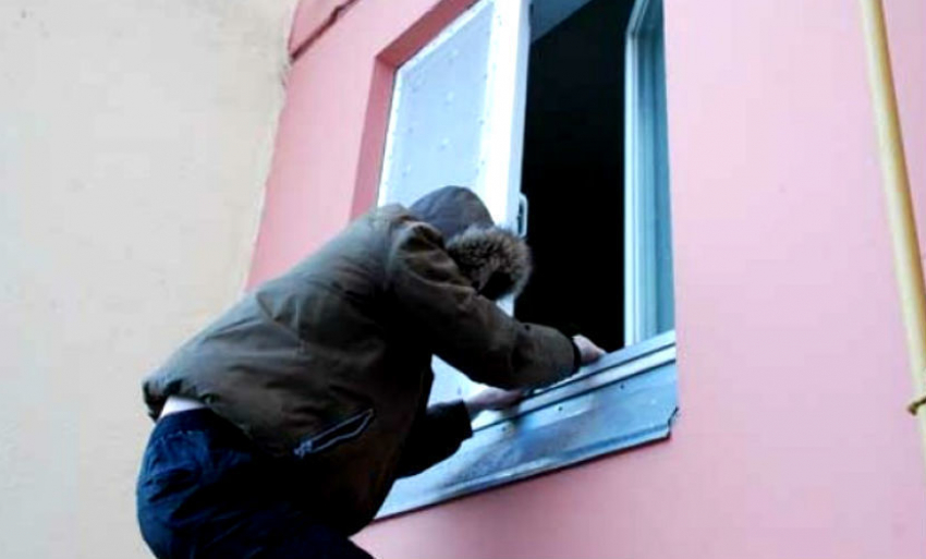 В Воронежской области к пенсионеру в окно залез грабитель и силой отобрал деньги