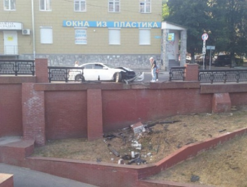 Infiniti снес забор на Каменном «мосту глупости» в Воронеже