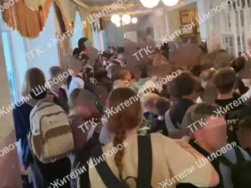 Толпа школьников и один проход: видео из школы Воронежа напомнило метро в час пик