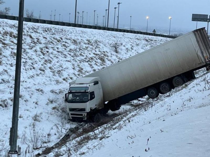  Фура слетела с дороги после столкновения с BMW под Воронежем 