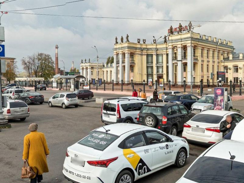 У воронежского ж/д вокзала открылась платная парковка