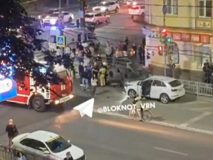 Появилось видео с места жесткого ДТП с перевёртышем на перекрёстке в центре Воронежа
