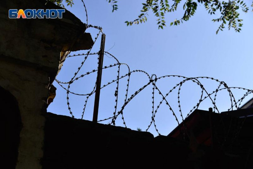 Осужденный показал обнажённую грудь с тату и поплатился за это под Воронежем 