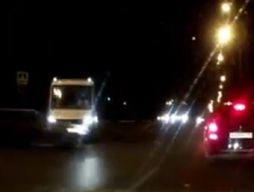 Момент массового ДТП с маршруткой в Воронеже попал на видео