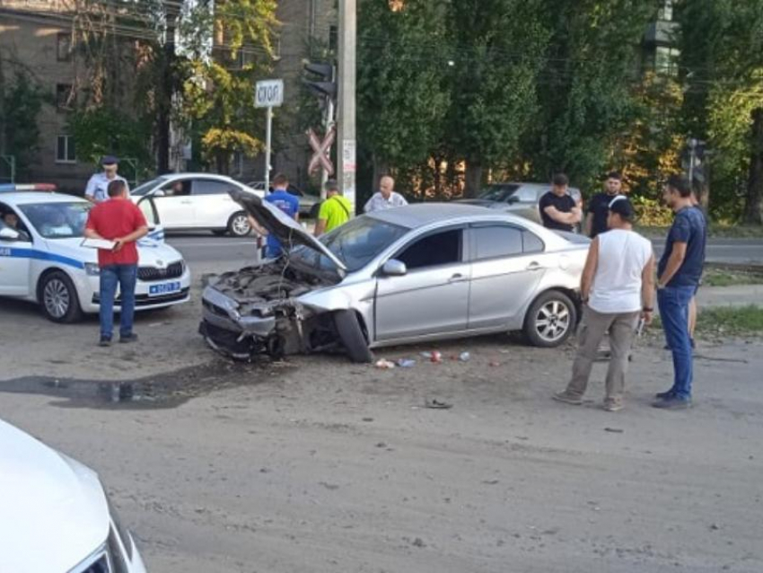 "Скорая» и полиция съехались к месту серьезного ДТП у ж/д переезда в Воронеже