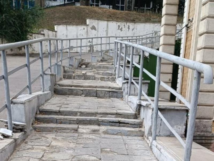 Рискованные ступени заметили воронежцы в самом центре города