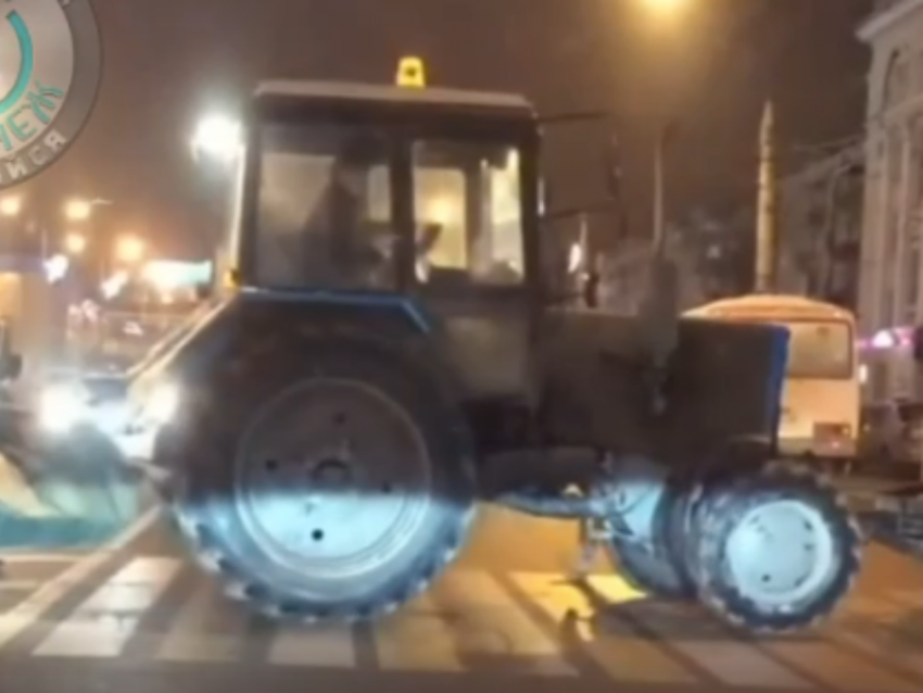 Эффектно преодолевающий «зебру» трактор сняли в Воронеже 