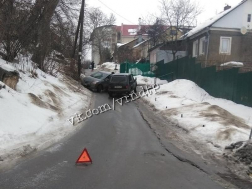 В Воронеже гололед свел «два одиночества» на узкой дороге