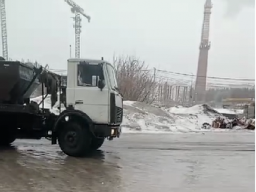 Ледяные дворы сыграли злую шутку с мусоровозами в Воронеже 