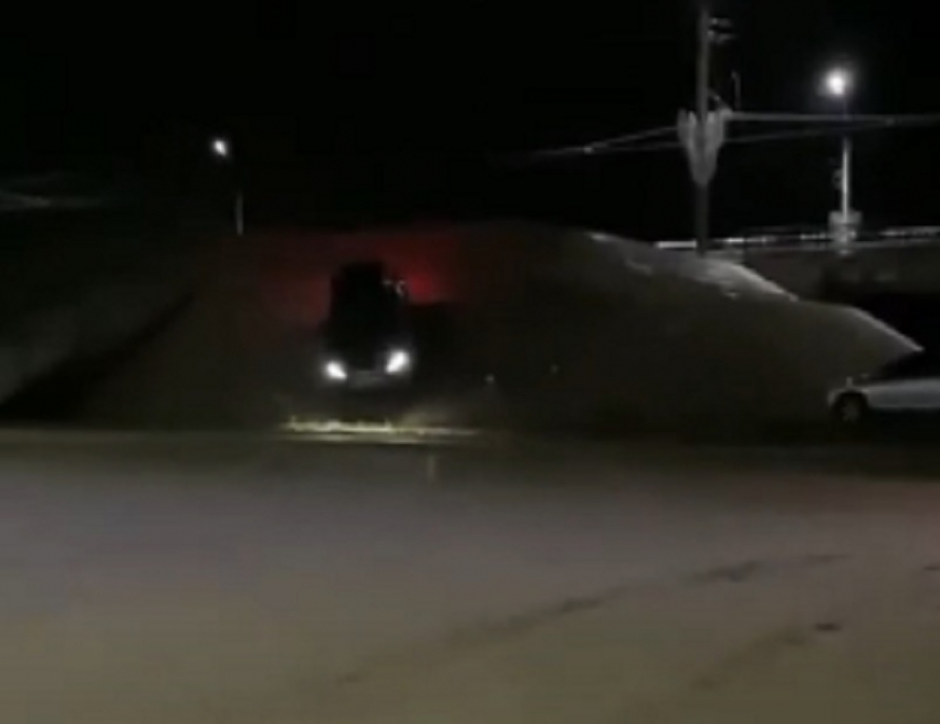 В нелепую ситуацию попал автомобилист на мосту в Воронеже 