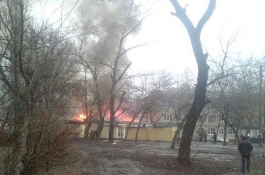 На улице Матросова в Воронеже сгорел торговый павильон