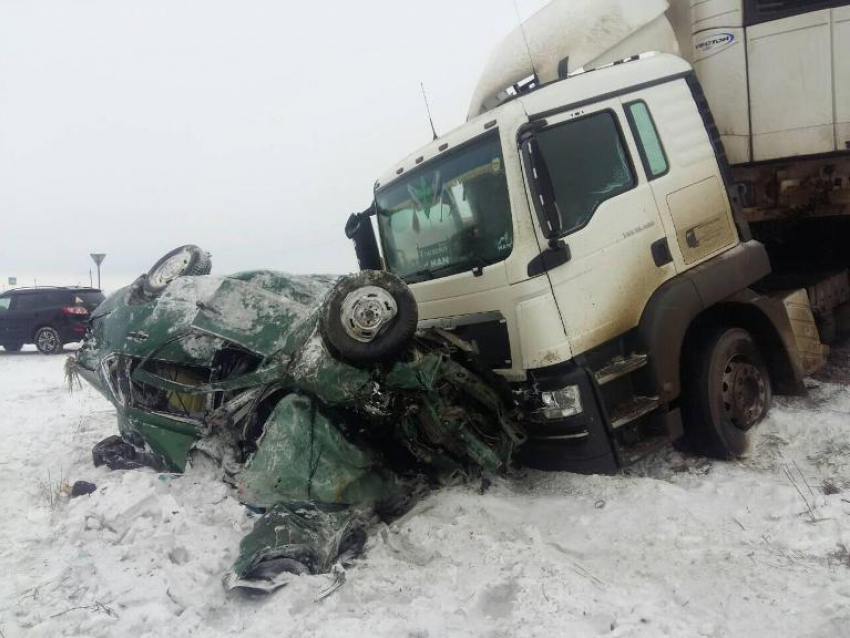 Опубликованы жуткие снимки с места смертельного ДТП под Воронежем