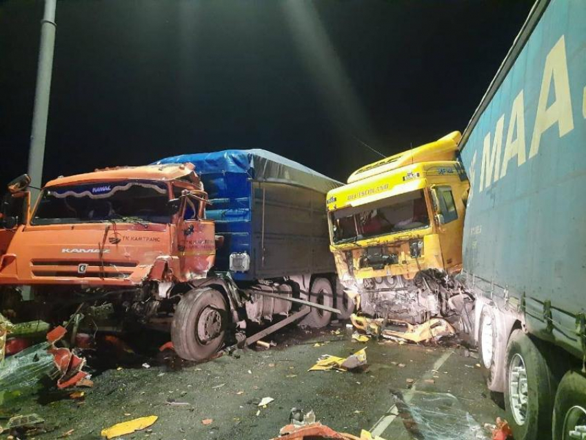 Двое погибших, двое раненых: в Воронежской области снова столкнулись грузовики