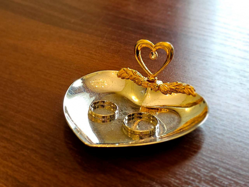 Тысячи бутылок игристого вина купят для воронежских молодоженов