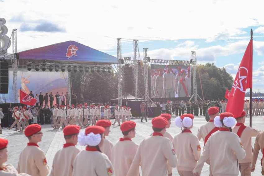 Масштабный Парад юнармейцев сняли на фото и видео в Воронеже