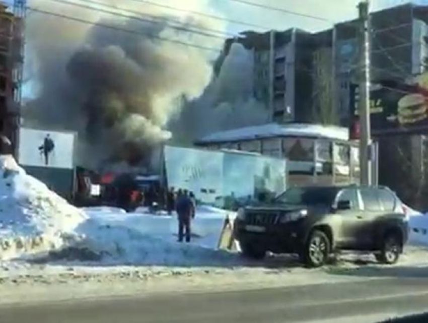 На видео сняли пожар, задымивший кафе в Воронеже