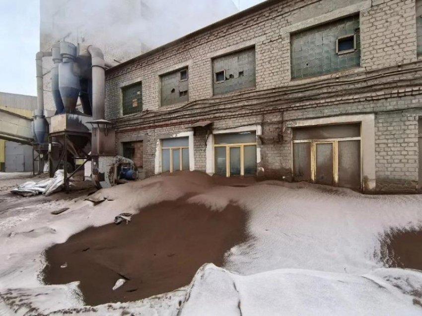 Росприроднадзор повторно наказал семилукскую «Нику-Петротек» за жутковатые красные выбросы 