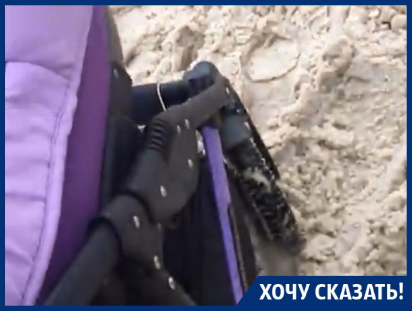Мама с коляской наглядно пристыдила коммунальщиков в Воронеже