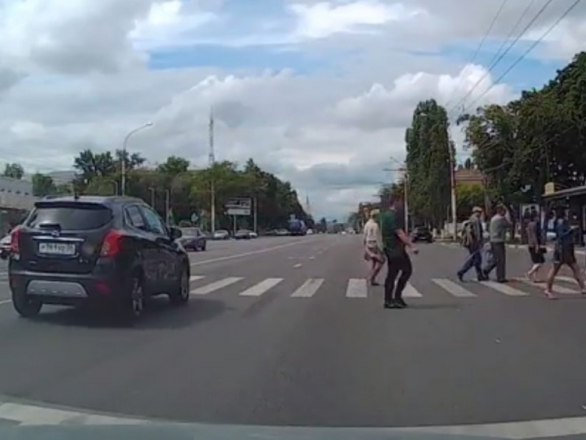 Два автомобиля промчались на красный в метре от пешеходов в Воронеже 
