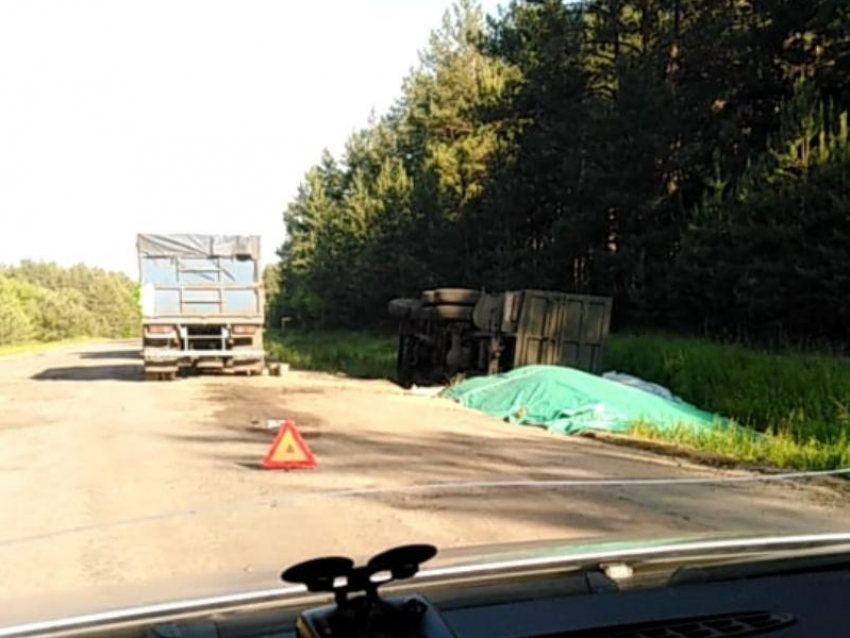 Как воронежские дороги убивают даже грузовики, показали на видео