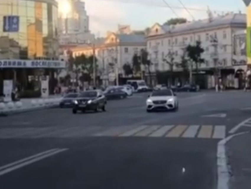 Дикую езду по встречке на Mercedes сняли в центре Воронежа