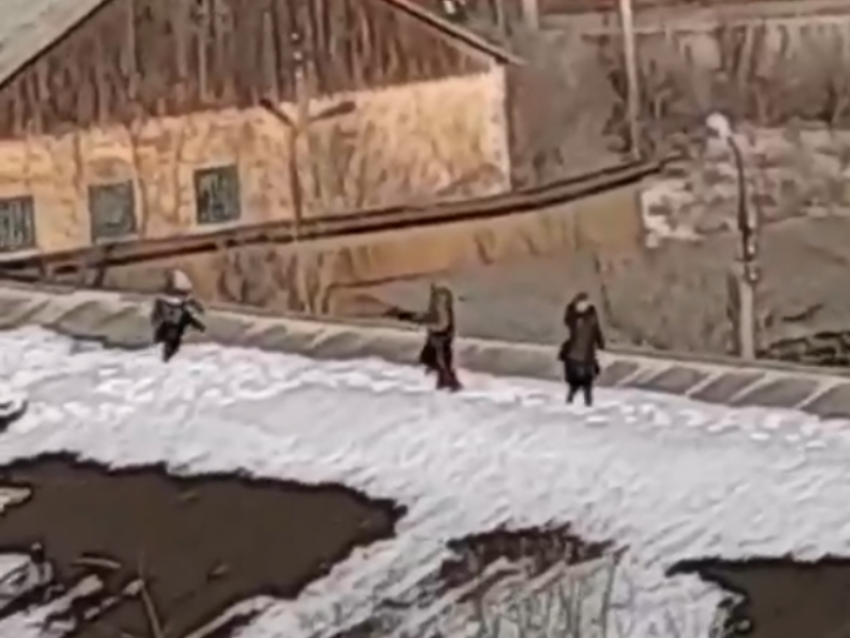 Прогулку детей по покатой крыше сняли на видео в Воронеже